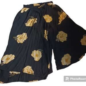 MAURICES blouse, black with flower design excellent condition Sz L